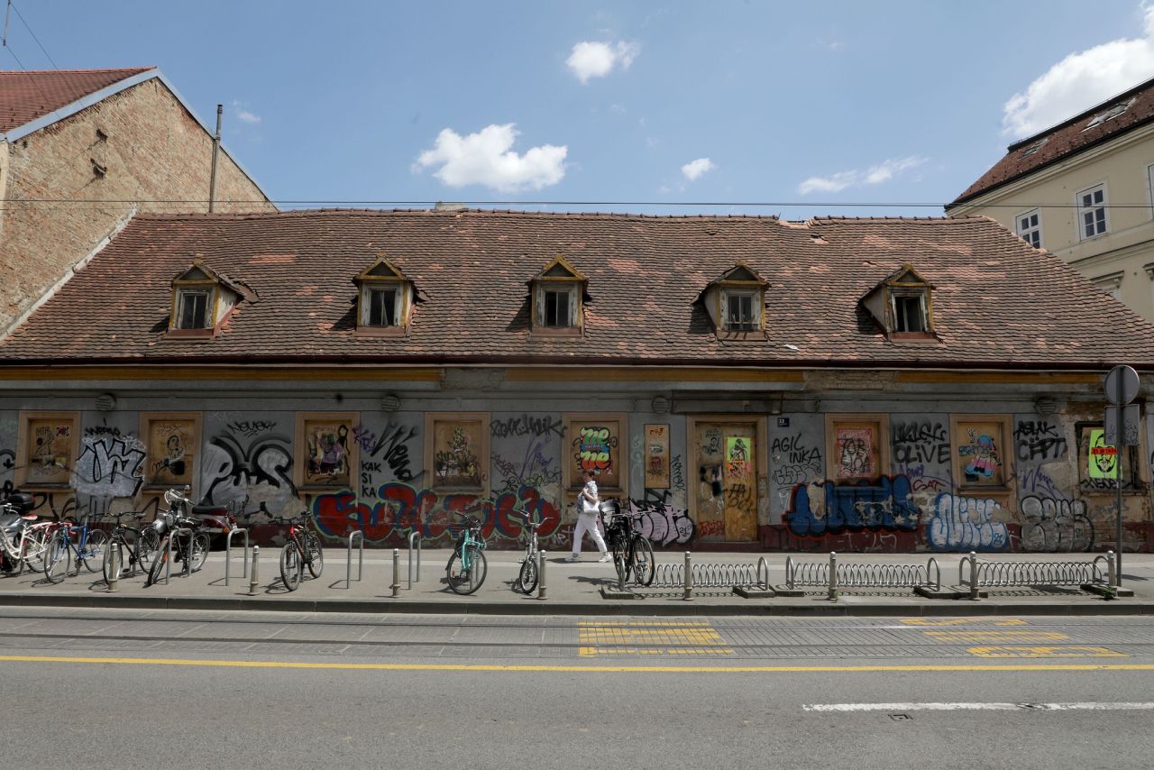 Frankopanska, ugao sa Samostanske (danas Varšavske) ulice, prizemni objekt izgrađen 1710. godine